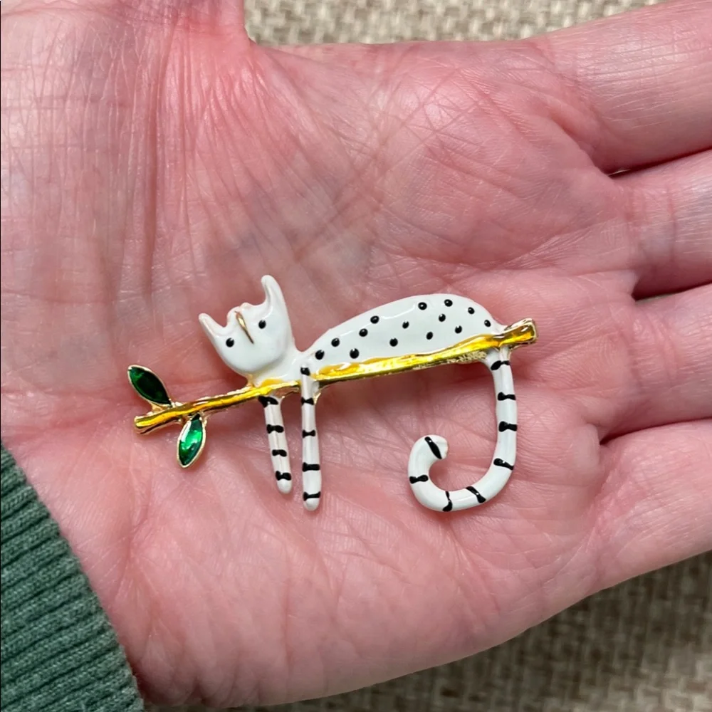 Brooch NIP White Polka Dot Cat on Branch, Enamel paint on goldtone base